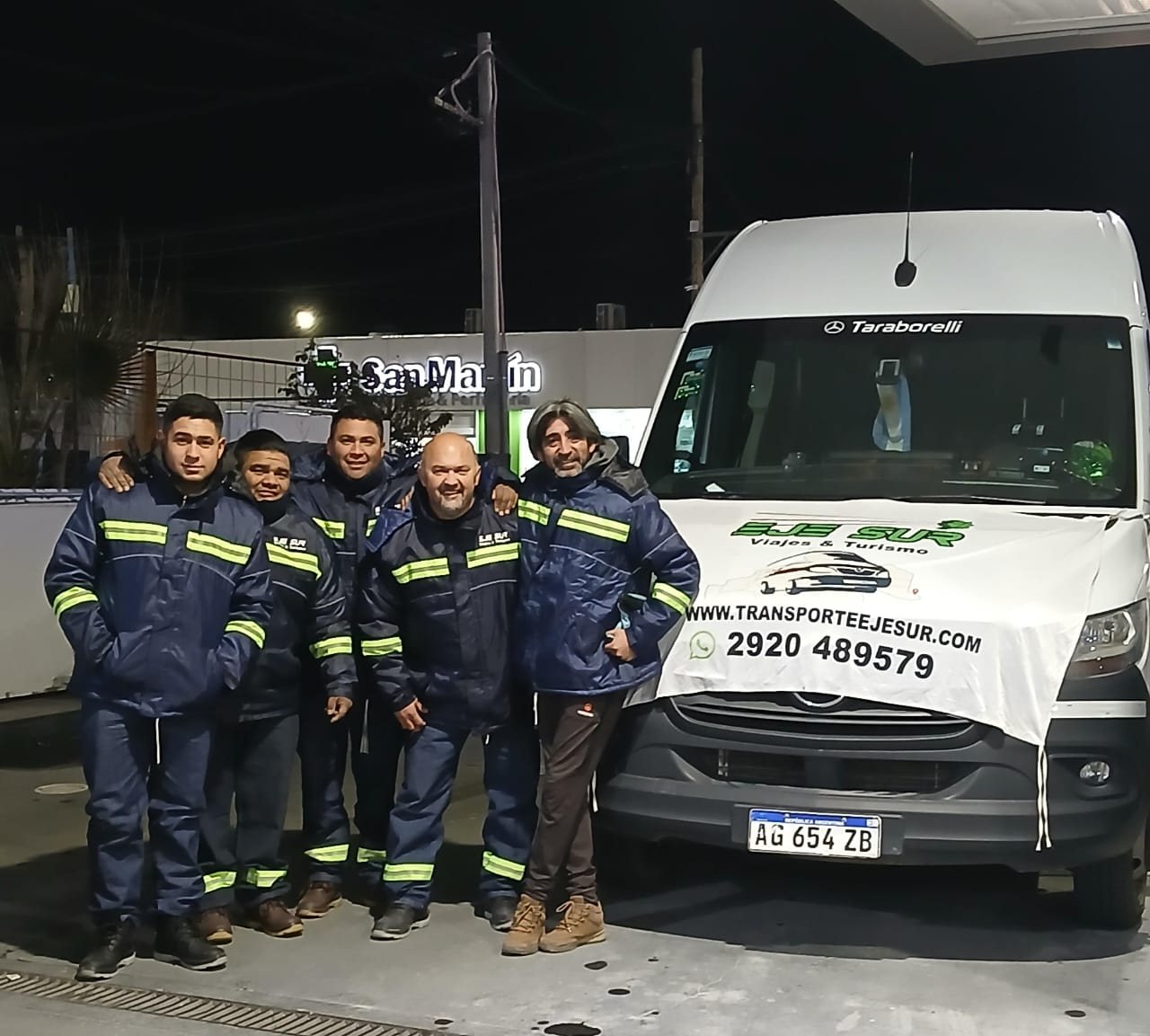 Equipo operativo de Eje Sur junto a una unidad